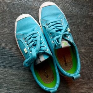 Cariuma Turquoise Sneakers